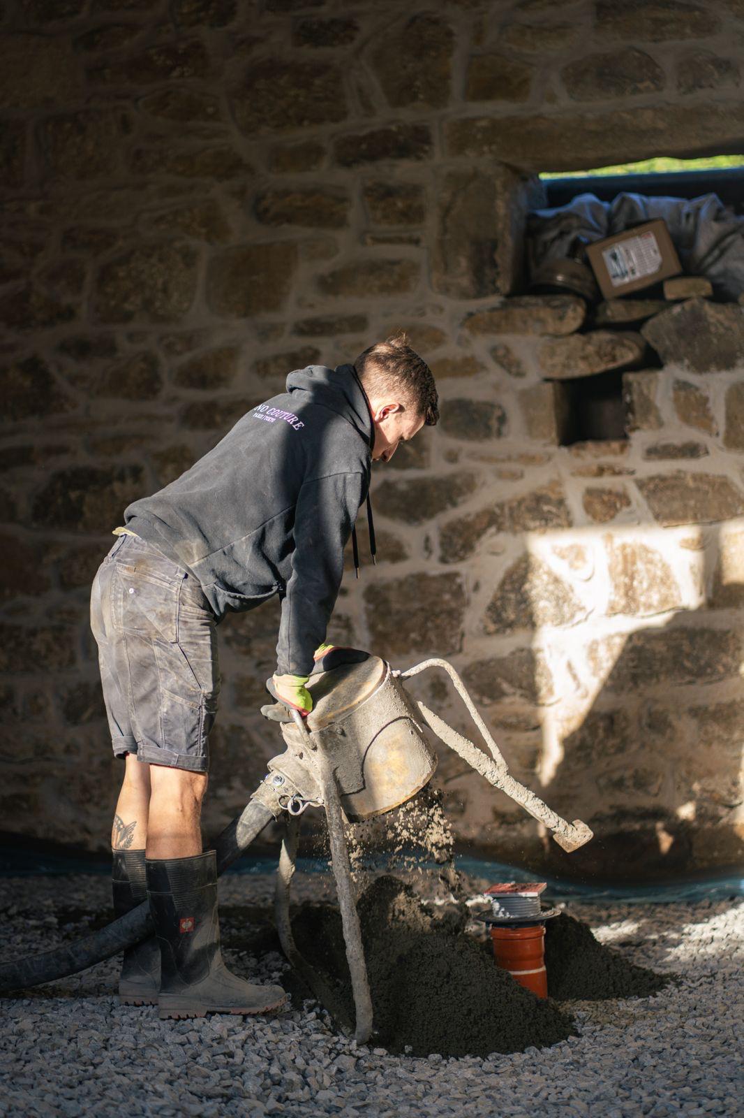 Ukládání betonové směsi hadicí čerpadla na štěrkový podklad